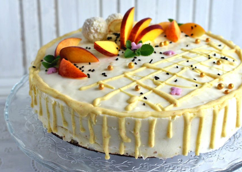 1. Этап. Маковый торт с йогуртовым муссом и белым шоколадом: Хорошо остудите торт в течении часа в холодильнике. Затем выньте из формы, обернув ее полотенцем, смоченным в горячей воде. Украсьте торт растопленным белым шоколадом и свежими фруктами и подавайте охлажденным. Приятного чаепития!