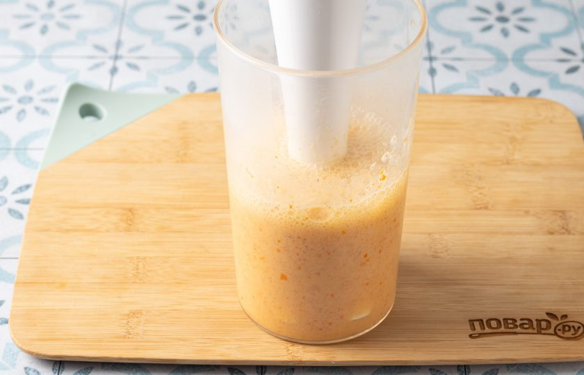 1. Этап. Молочный коктейль с хурмой: Блендером взбейте до однородной консистенции.