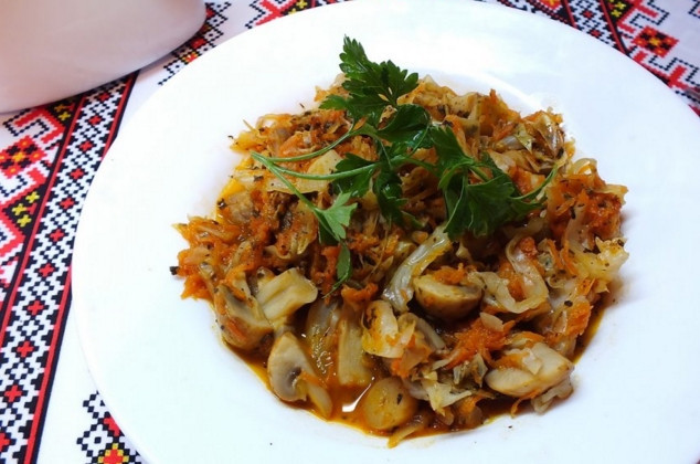 1. Этап. Шампиньоны тушеные с овощами: Блюдо подавайте горячим со свежей зеленью. Приятного аппетита!