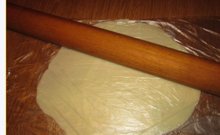 1. Этап. Торт Корабль: 3. Положить полученную мастику между двух целофановых пакетов и раскатать скалкой.