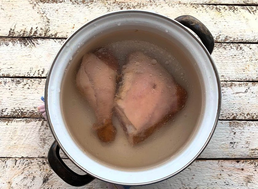 1. Этап. Гороховый суп из брикета: С курицы снимите шкурку. В кастрюлю с чистой водой выложите курицу, доведите до кипения и варите ее 20 минут.