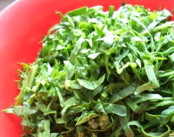 1. Этап. Борщ зеленый со щавелем: Щавель тщательно промоем и мелко нарежем.