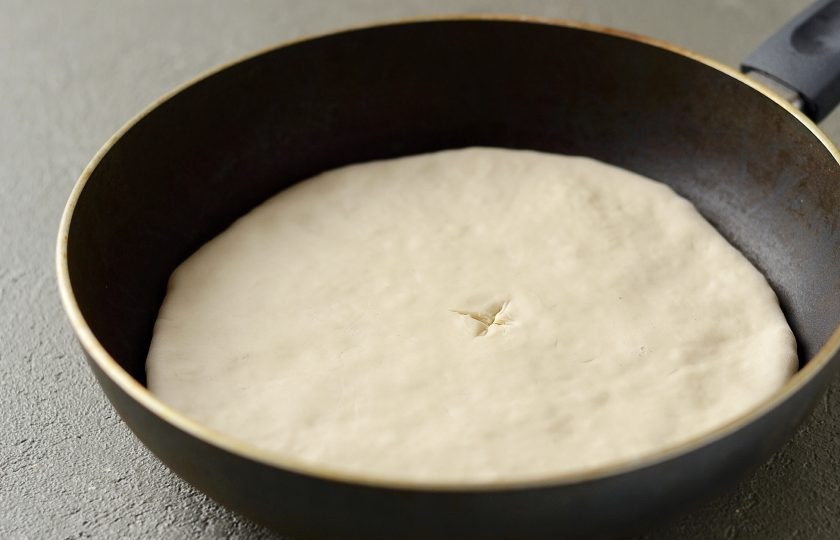 1. Этап. Постные хачапури: Обжарьте в сковороде до румяного цвета.