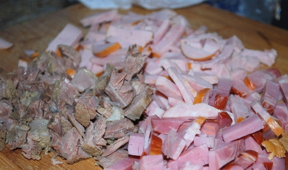 1. Этап. Солянка с оливками: 3. Слегка остывшее мясо нарежьте вместе с остальными мясными ингредиентами, которые вы используете для солянки.