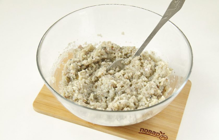 1. Этап. Котлеты из корюшки: Хорошо все перемешайте. Если масса покажется жидковатой, то можно загустить ее 2-3 ложками манной крупы.