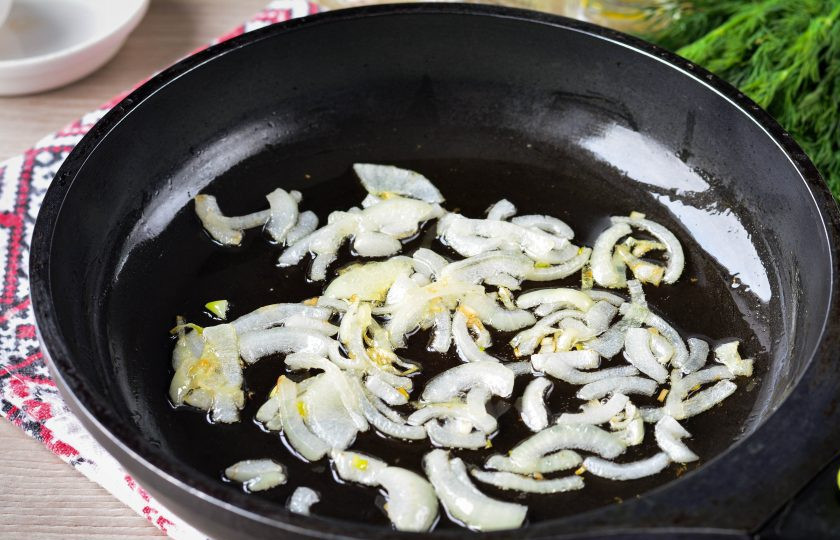 1. Этап. Куриная печень по-румынски: Разогрейте масло на сковороде, обжаривайте лук до прозрачности.