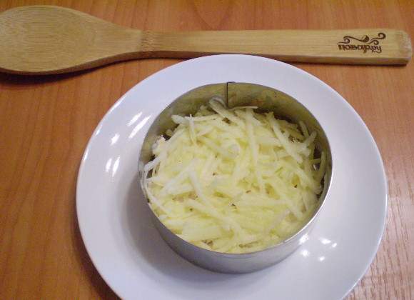 1. Этап. Салат Индивидуальный: Далее — яблочный слой, майонез добавлять не нужно.