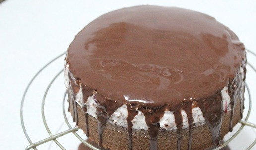 1. Этап. Шоколадный торт Для тебя: Поставить торт на решетку и в несколько приемов облить глазурью.