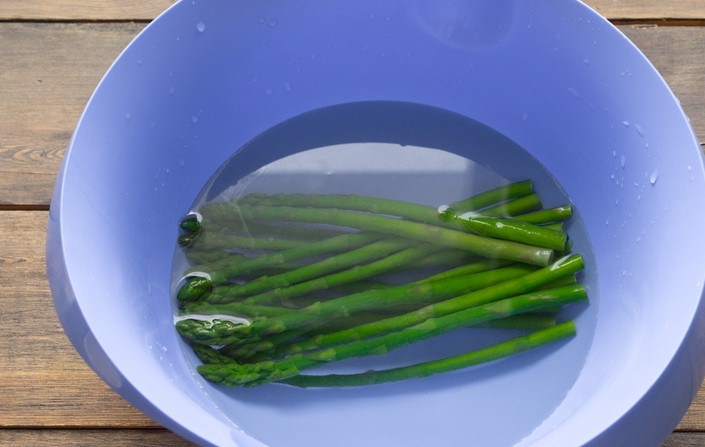 1. Этап. Теплый салат со спаржей: Спаржу промываем и очищаем. Варим в кипящей воде 3-4 минуты, а затем опускаем в ледяную воду.