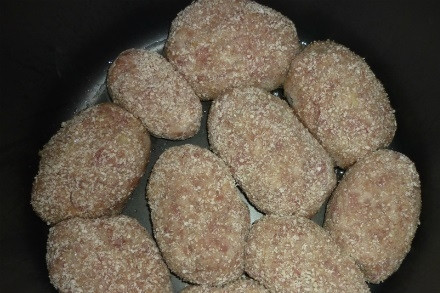 1. Этап. Рис с котлетами в мультиварке: 1. Рецепт приготовления риса с котлетами в мультиварке следует начать с фарша. Мясо пропустить через мясорубку с луком и чесноком. Посолить и поперчить по вкусу. Если вы используете уже готовый фарш (или замороженные котлеты), то из него следует сформировать котлеты, обвалять их в панировочных сухарях и отправить в чашу мультиварки с небольшим количеством растительного масла на режим 