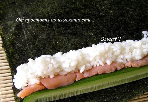 1. Этап. Роллы Цветок: Огурец разрежьте вдоль на 6 частей (полосками, треугольными в сечении). Лист нори положите на специальный бамбуковый коврик для суши. На лист нори выложите 1 полоску огурца, рядом положите полоску из кусочков лосося и добавьте часть риса.