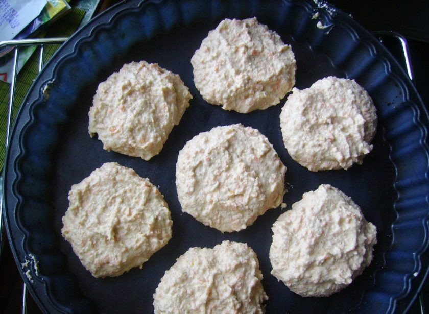 1. Этап. Запеченные сырники с яблоком и корицей: На жаропрочную форму выложите изделия столовой ложкой. Уберите их в духовку при 180 градусах на 15 минут.