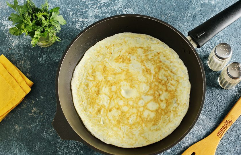 1. Этап. Салат за 10 минут: Сковороду прогрейте, смажьте маслом, вылейте яичную смесь и обжарьте блинчик с двух сторон. Долго обжаривать не нужно, как схватится, сразу переворачивайте. Если сковорода у вас небольшая, то лучше разделите яичную массу на два раза и приготовьте два яичных блина.