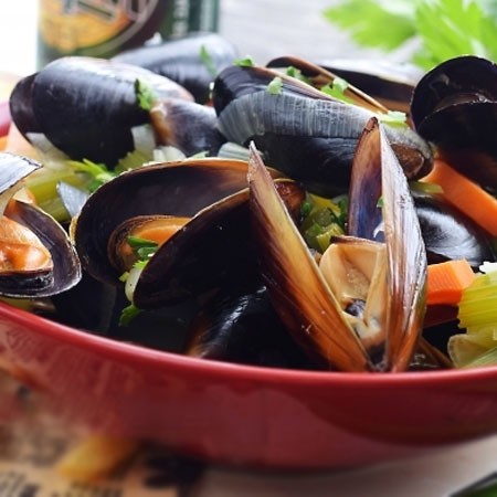 1. Stage. Belgian mussels: Serve with vegetables watering the broth.