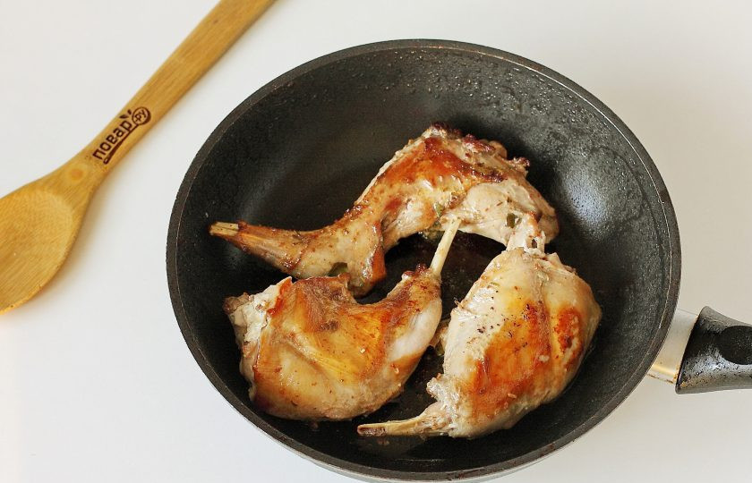 1. Этап. Кролик в соевом соусе в духовке: Обжарьте кролика частями на сильном огне со всех сторон до румяной корочки, чтобы запечатать все соки внутри.