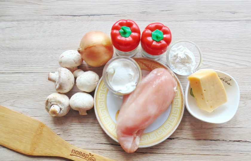 1. Этап. Жульен с курицей и грибами на сковороде: Подготовьте ингредиенты для приготовления жульена с курицей и грибами на сковороде.