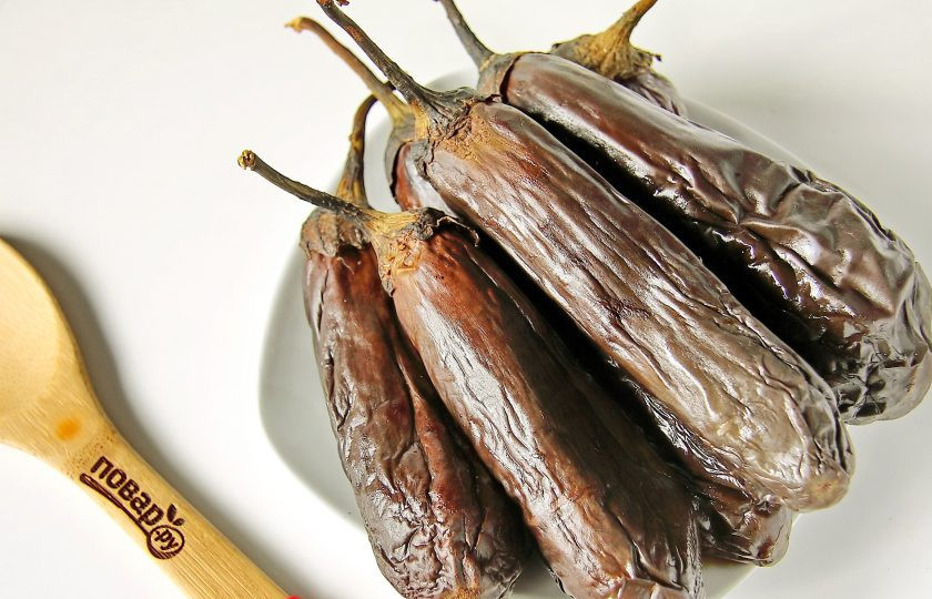 1. Этап. Баклажанная икра с помидорами через мясорубку на зиму: Готовые баклажаны переложите на тарелку и остудите.