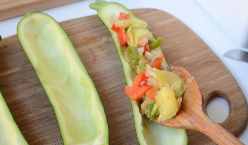 1. Этап. Лодочки из кабачков без мяса: Начинить кабачки.