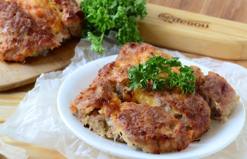 1. Этап. Сытные фрикаделины с начинкой: Готовому рулету дайте немного остыть — и можно разрезать. Кушайте с удовольствием!