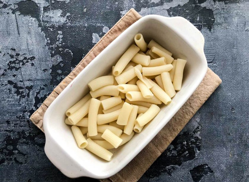 1. Этап. Запеканка из капусты и макарон: Форму для выпекания смажьте растительным маслом и выложите в нее макароны.