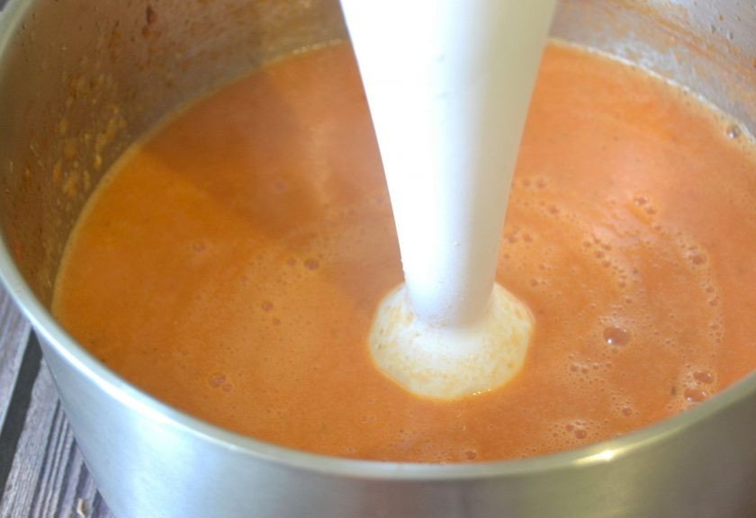 1. Этап. Куриный суп с тортильями: Примерно через 30 минут пробейте блендером.