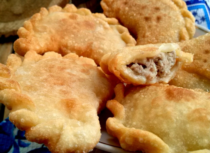 1. Этап. Посикунчики (пирожки): Посикунчики лучше всего есть горячими, обжигаясь, прямо со сковородки! Подавать — с уксусом, черным молотым перцем и горчицей. Приятного аппетита!