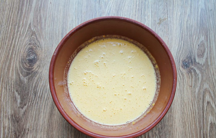 1. Этап. Шоколадный торт на молоке: В глубокую миску разбейте яйца, и всыпьте сахар. Все взбейте в пышную пену.