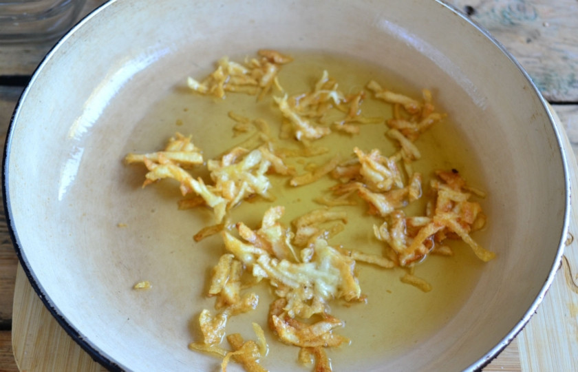 1. Этап. Салат Чафан: Обжарьте картофельную соломку в подсолнечном масле до золотистого цвета, не забудьте слегка присолить.