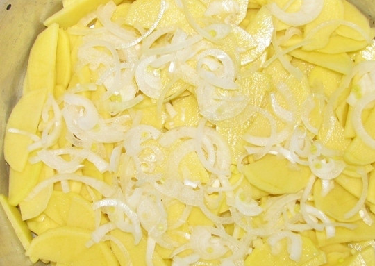 1. Этап. Скумбрия в духовке с картофелем: Сверху лук.