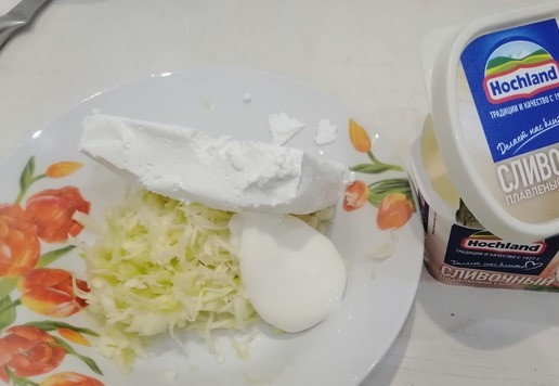 1. Этап. Куриные кармашки с необычной начинкой: Смешать кабачок с мелко нарезанным укропом, творогом, плавленым сыром, измельченным чесноком, солью