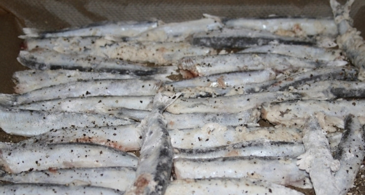 1. Этап. Мойва, жареная в духовке: Рыбу промойте и выпотрошите, а потом обсушите. Для панировки смешайте муку с крахмалом, перцем и солью. Мойву обваляйте в панировке.