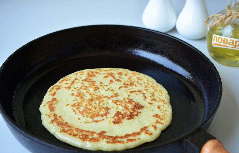 1. Этап. Блины из цветной капусты на кефире: 6. Огонь ниже среднего, жарьте до золотистого цвета.