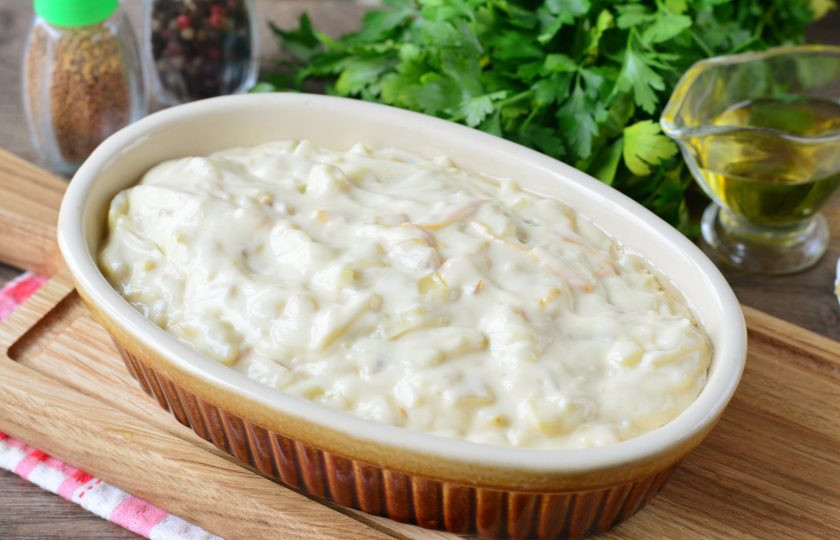 1. Этап. Капустная запеканка на кефире в духовке: Смажьте форму для запекания маслом, выложите тесто с начинкой и разровняйте.