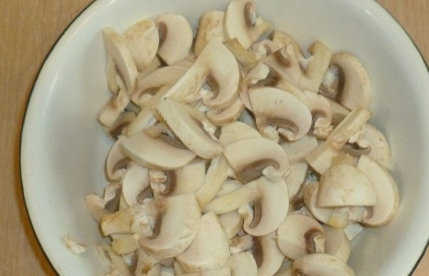 1. Этап. Курица с кешью и грибами: Грибы нарежьте пластинами.