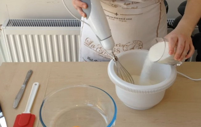 1. Этап. Фруктовый торт: 2. К белкам добавьте половину сахара, взбейте их.