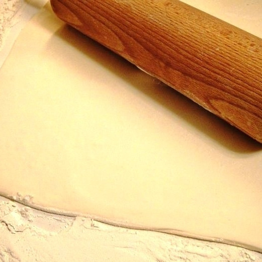 1. Этап. Печенье слоеное: Слоеное тесто раскатываем в пласт толщиной ~3 мм.