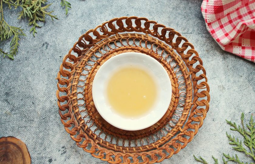 1. Этап. Муссовый торт с манго: Замочите желатин и оставьте для набухания согласно инструкции.