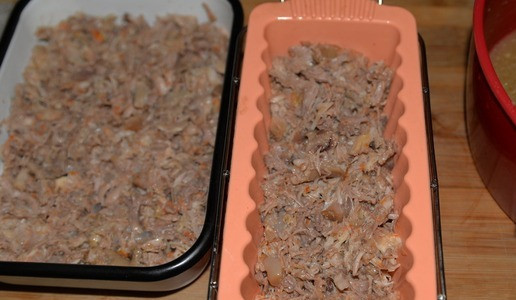 1. Этап. Холодец Три ноги: Кладём мясные кусочки в формы. Можете на этом этапе на мясо выдавить чеснок.