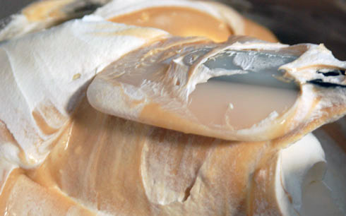 1. Этап. Пирог с арахисовым маслом: Заправляем взбитыми сливками