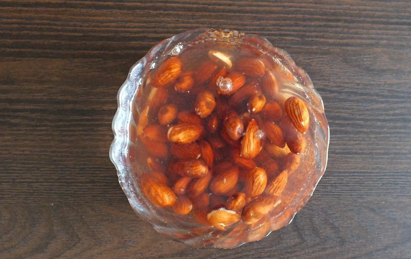 1. Этап. Греческое печенье Курабьедес: Залейте миндаль крутым кипятком. Оставьте на 10-15 минут.