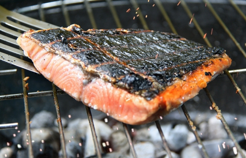 1. Этап. Лосось на углях: Обжаривайте с каждой стороны по 8-10 минут. Если стейк не прожарился, переверните на другую сторону снова, но не задерживайте долго на одной стороне, иначе лосось обгорит.