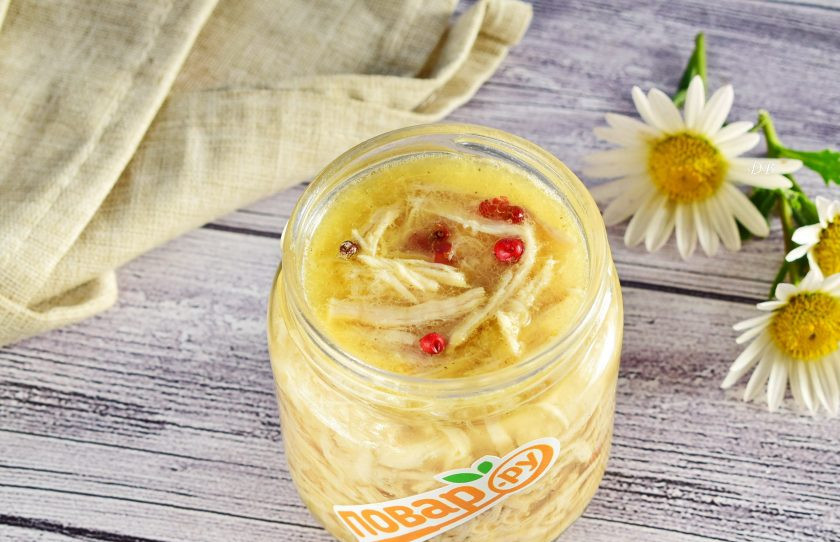 1. Этап. Рийет из курицы в желе из белого вина: Мясо сложите в банки, поливая желейным бульоном. Добавьте розовый перец. Поставьте в холодильник до застывания на полчаса. Угощайтесь!