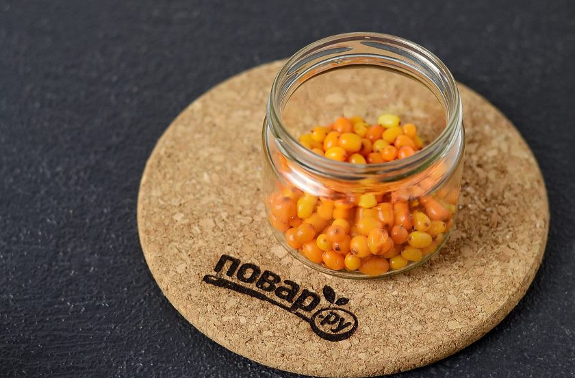 1. Этап. Облепиха в собственном соку: Выложите на дно банки слой в 2-3 см. из облепихи.