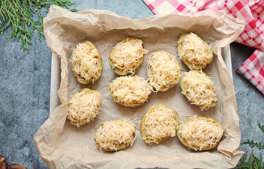 1. Этап. Запеченный картофель с беконом и сыром: Заполните картофель получившейся массой и посыпьте оставшимся сыром.