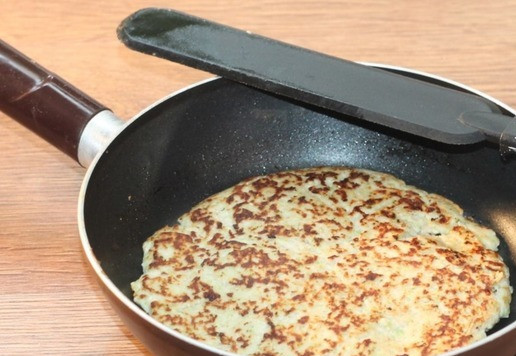 1. Этап. Капустники с индейкой: 13. Выпекаем капустники с двух сторон, минут 5 минут.