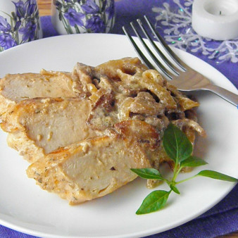 Куриное филе под грибным соусом