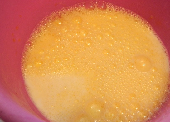 1. Этап. Лимонно-маковые блины: 3. Яйца взбиваем со щепоткой соли, затем добавляем 100 мл молока и снова взбиваем.