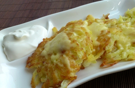 1. Этап. Драники с сыром: Когда сыр расплавится, выкладываем драники на тарелку и подаем еще горяченькие к столу, приправив сметанкой.