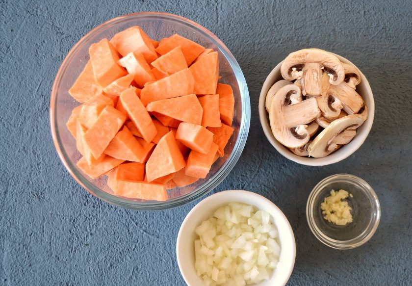 1. Этап. Суп-пюре из батата: Очистите и нарежьте батат на крупные ломтики. Лук нарежьте на мелкие кубики, чеснок натрите на мелкой тёрке, шампиньоны на тонкие дольки.