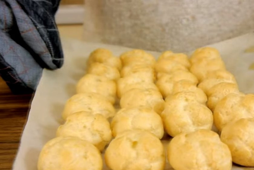 1. Этап. Профитроли закусочные: 4. Отправьте в разогретую до 220 градусов духовку на 12-15 минут, после чего убавьте температуру до 160 градусов и выпекайте 15-20 минут. Дверцу духовки во время выпекания не открывайте.